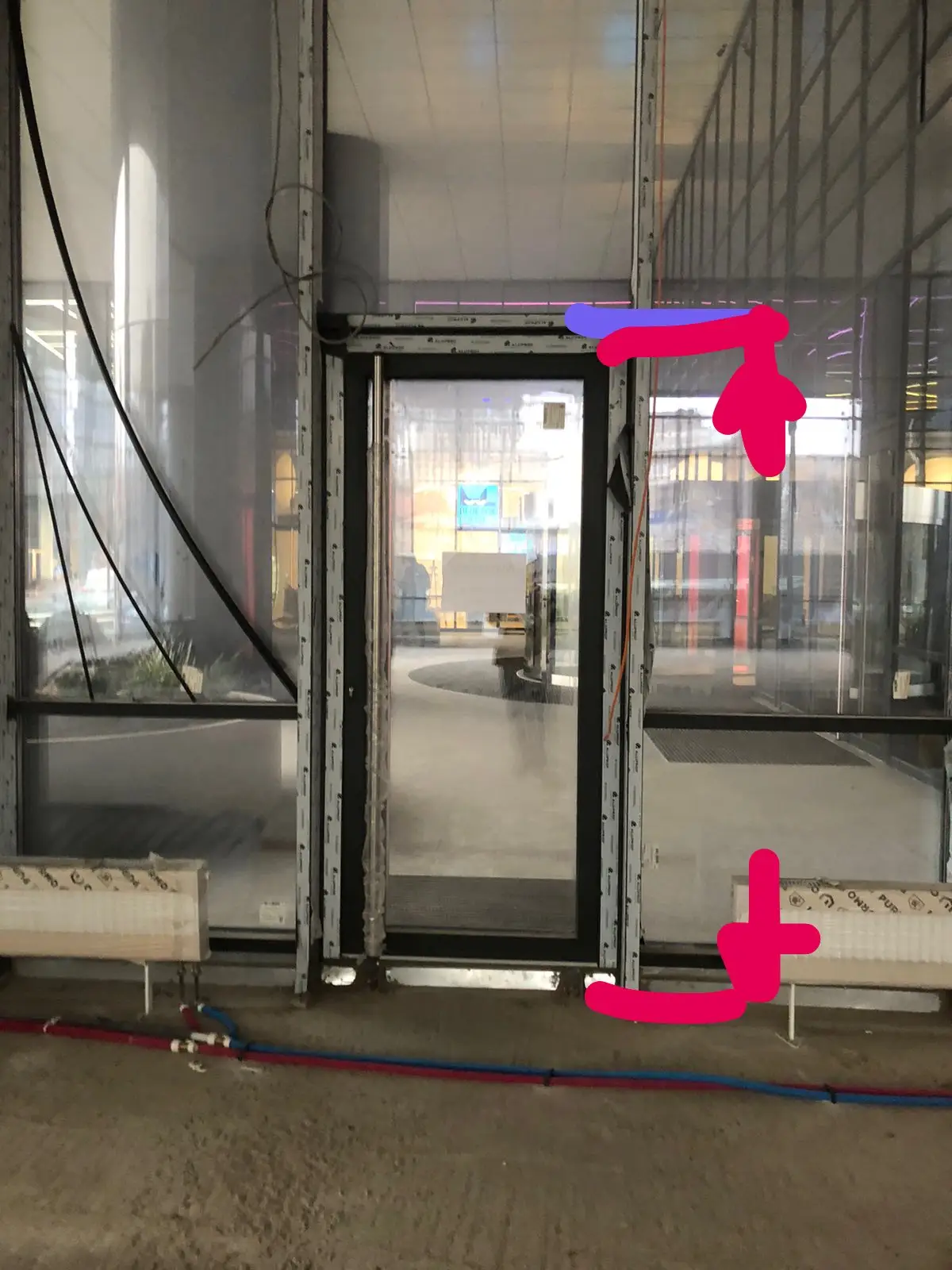 Монтаж скляних дверей